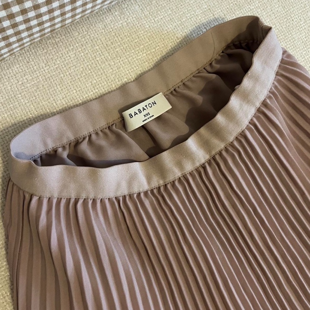 Aritzia pleated skirts bundle (black and mauve) - Picture 2 of 4